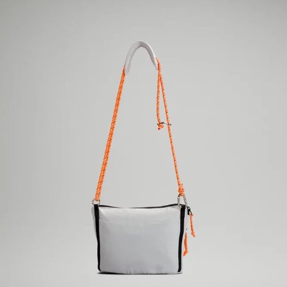 Lululemon Patch Logo Crossbody Bag 2.5L in Linen, BNWT - Picture 4 of 6